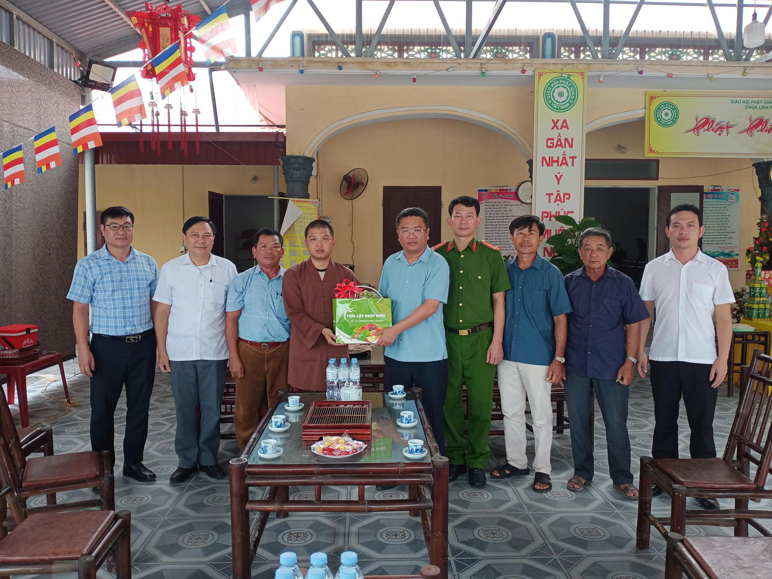 Thường trực Đảng ủy, HĐND, UBND, Ủy ban MTTQ, lãnh đạo Công an xã Giao Ninh đến thăm, tặng quà các chức sắc tôn giáo trên địa bàn xã