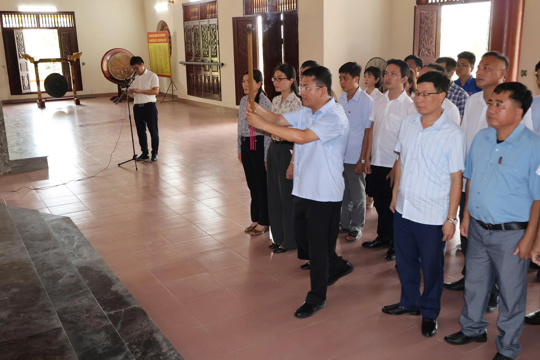 Ban Tổ chức Đại hội Đại biểu Đảng bộ xã Giao Ninh tổ chức Lễ viếng Đền liệt Sỹ và các nghĩa trang liệt sỹ trên địa bàn xã nhân dịp Đại hội đại biểu Đảng bộ xã Giao Ninh lần thứ I, nhiệm kỳ 2025 - 2030 