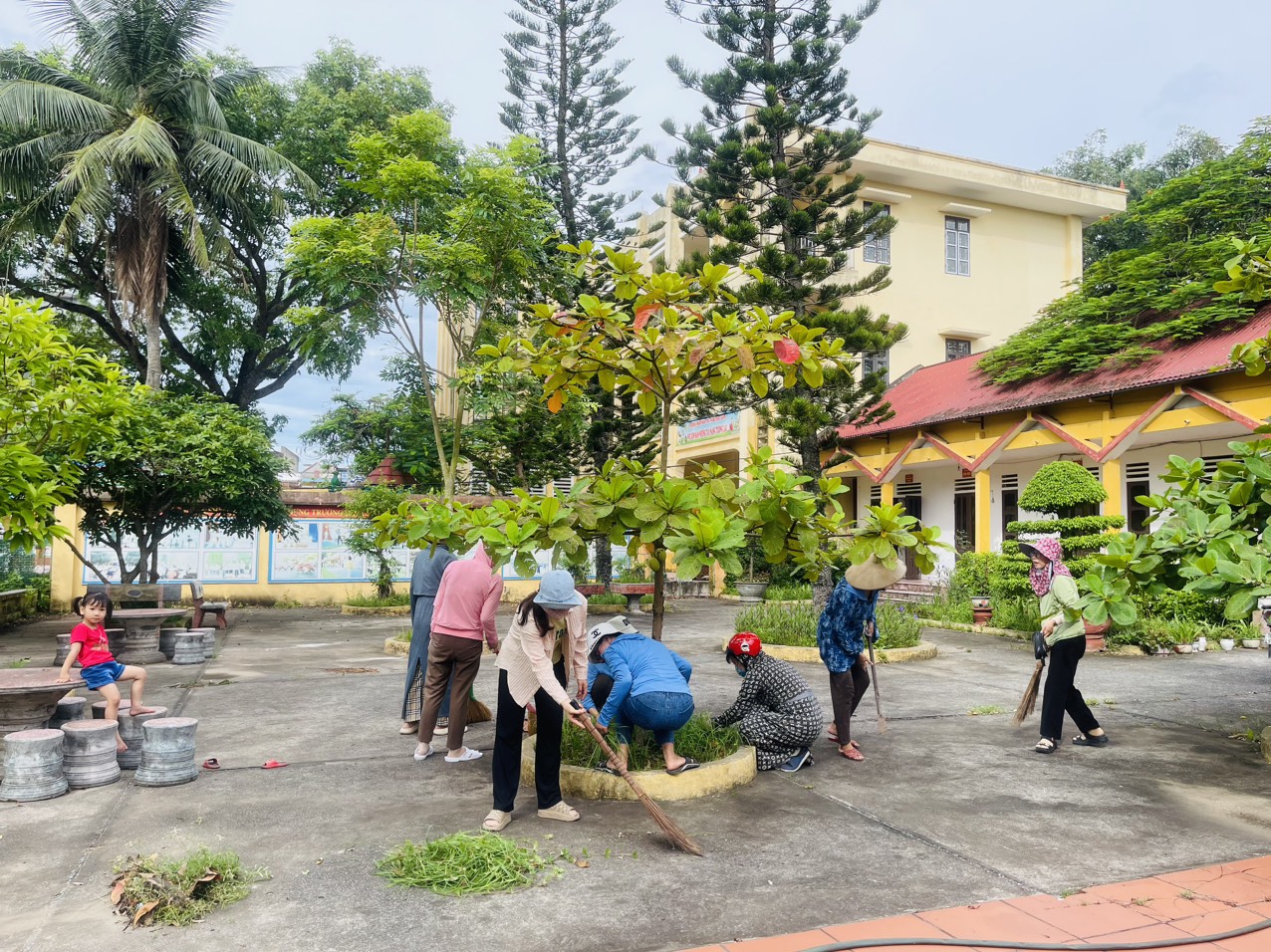 CÁN BỘ, GIÁO VIÊN TRƯỜNG TIỂU HỌC QUẤT LÂM RA QUÂN TỔNG VỆ SINH MÔI TRƯỜNG, GIẢI TỎA HÀNH LANG AN TOÀN GIAO THÔNG VÀ XÂY DỰNG CẢNH QUAN TRƯỜNG "SÁNG - XANH - SẠCH - ĐẸP" HƯỚNG TỚI KỶ NIỆM 78 NĂM NGÀY THƯƠNG BINH - LIỆT SĨ ( 27/7/1947 - 27/7/2025)