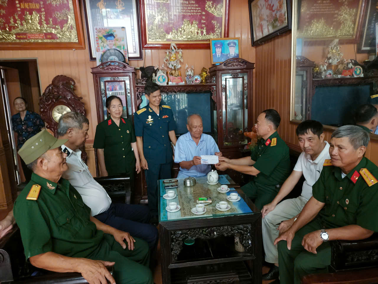 Ban chấp hành Hội Cựu chiến binh xã Giao Ninh tổ chức thăm, tặng quà gia đình chính sách và hội viên có hoàn cảnh đặc biệt khó khăn trên địa bàn xã.