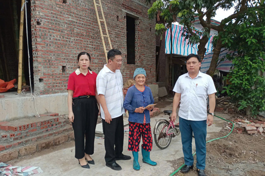 Đoàn công tác của Đảng ủy- HĐND -UBND xã Giao Ninh kiểm tra, thăm, động viên các gia đình trong chương trình xóa nhà tạm, nhà dột nát 