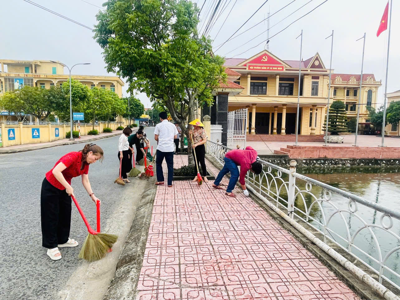 Địa phương xã Giao Ninh ra quân dọn vệ sinh môi trường kỷ niệm 78 năm Ngày Thương binh Liệt sỹ 27/7
