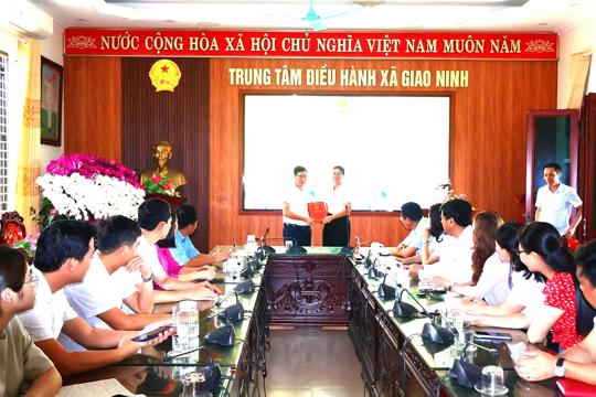 Đảng ủy- HĐND-UBND xã Giao Ninh tỉnh Ninh Bình tổ chức hội nghị Công bố quyết định về công tác cán bộ 