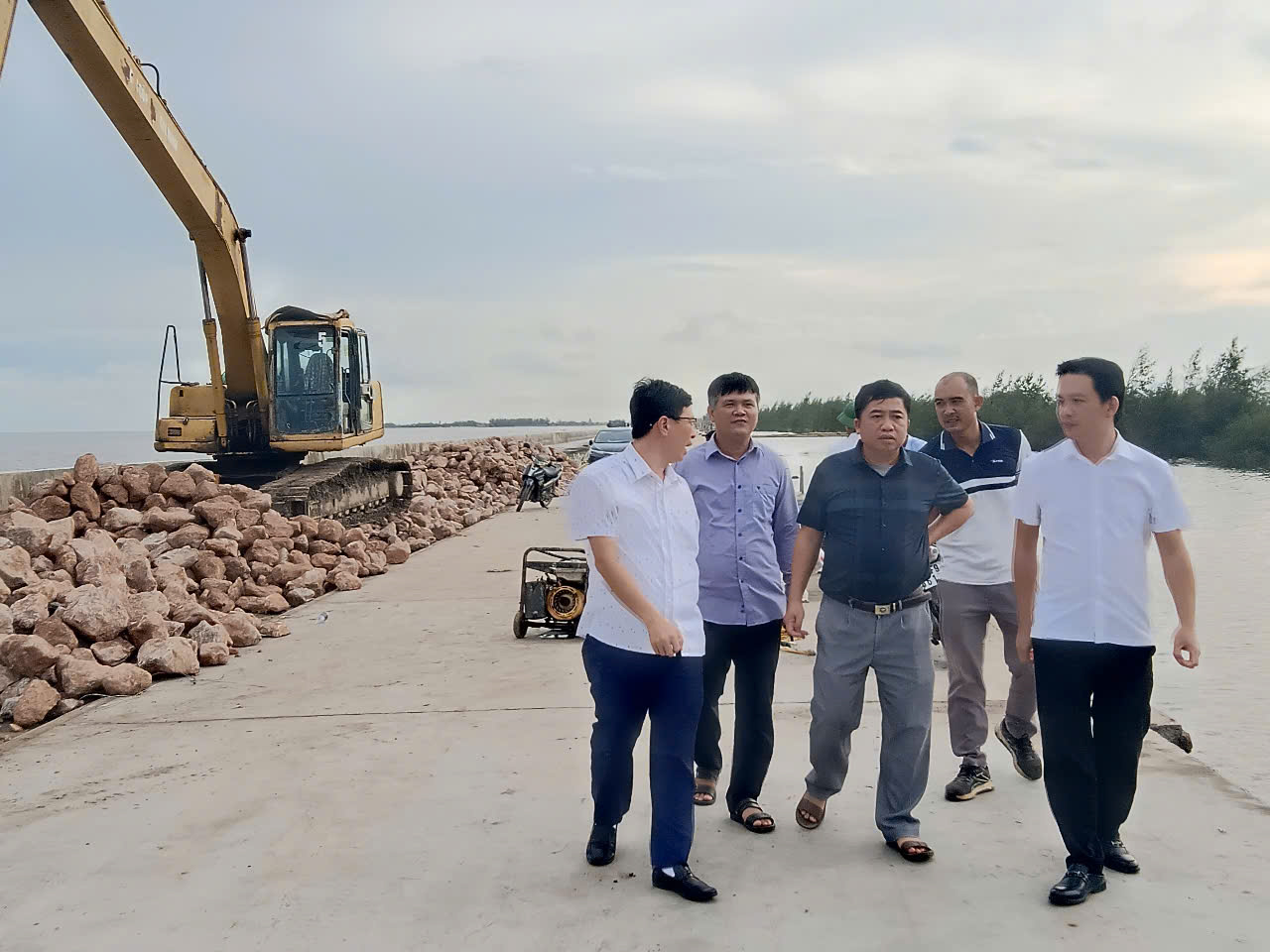 Ủy ban nhân dân xã Giao Ninh kiểm tra tình hình thiệt hại do ảnh hưởng của hoàn lưu bão số 3  (WIPHA) gây ra tại tuyến kè biển khu du lịch Quất Lâm 